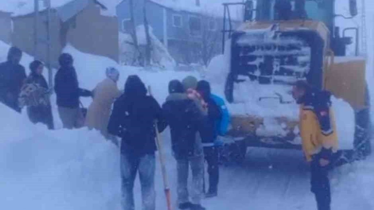 Ağrı'nın Eleşkirt ilçesinde kar yağışı nedeniyle köylerde sağlık seferberliği