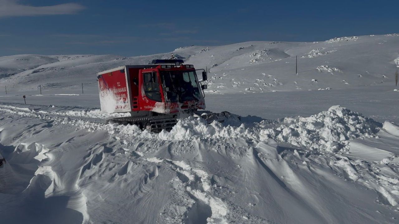 Ağrı Patnos Uzunca Köyü'nde paletli ambulansla 15 yaşındaki hasta hastaneye ulaştırıldı