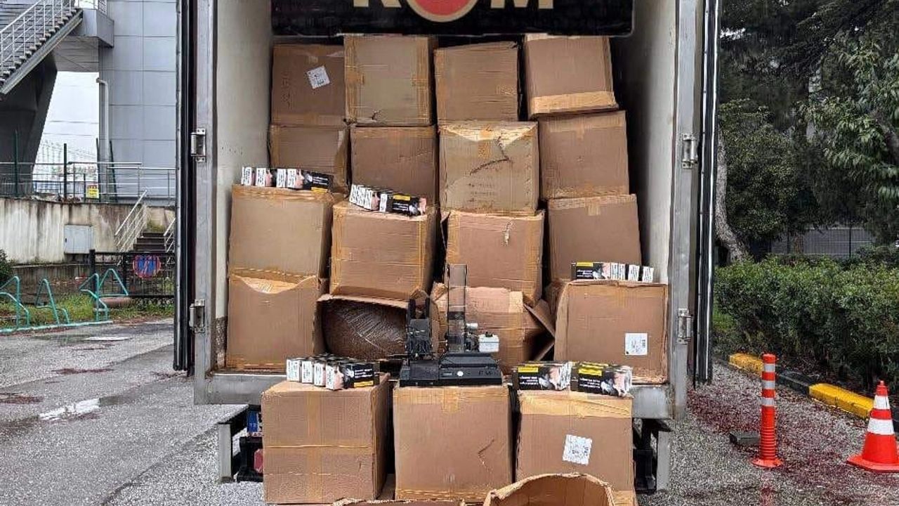 Ahırda 2 ton 385 kilogram kaçak tütün ve 372 bin 600 makaron ele geçirildi