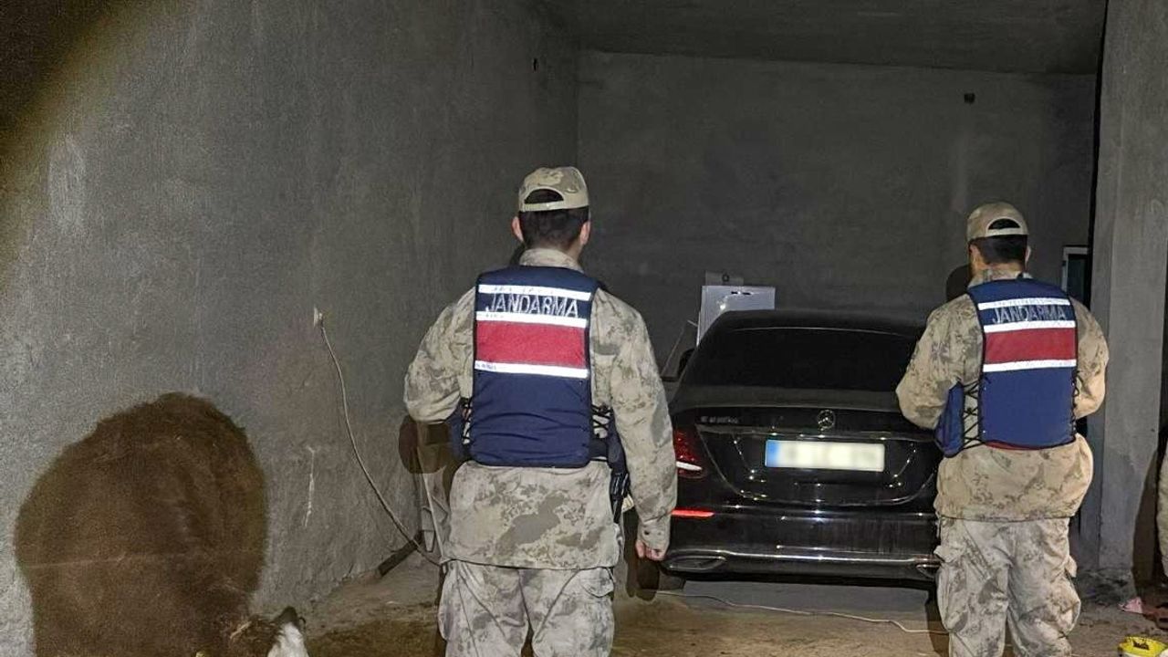 Ahırda çalıntı otomobil bulundu, şüpheli gözaltına alındı