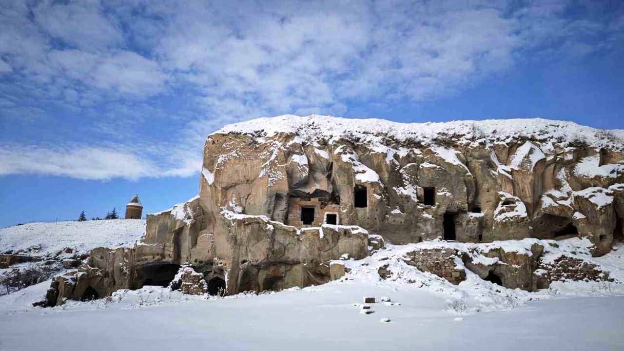 Ahlat’ın tarihi mekanları karla kartpostallık görüntüler sundu