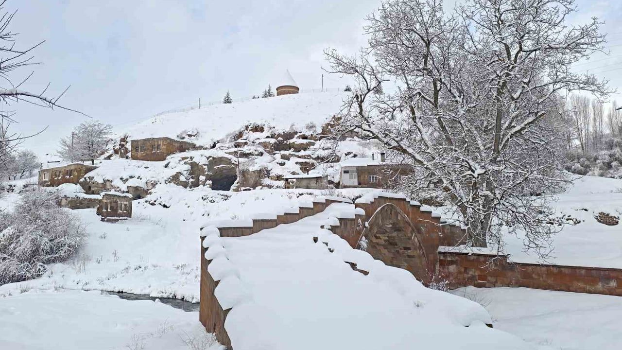 Ahlat’ta karın sardığı tarihi mekanlar kartpostallık görüntüler sundu