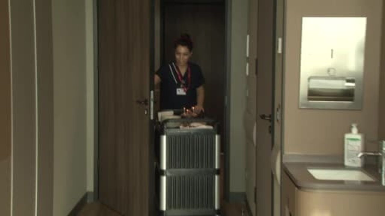 Akalazya tedavisiyle doğum günü pastasını yiyebilen doktor