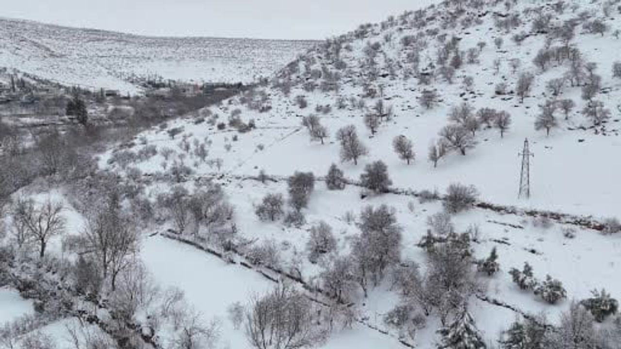 Akarsu Mahallesi beyaza büründü: Kışın doğal ihtişamı