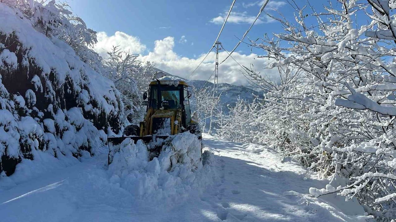 Akçaabat’ta karla mücadele aralıksız sürüyor