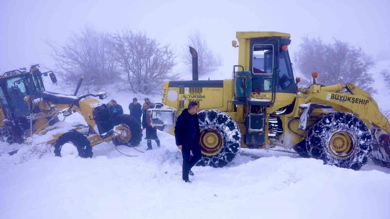 Akçadağ’da kar nedeniyle yoldan çıkan iş makinesi kurtarıldı