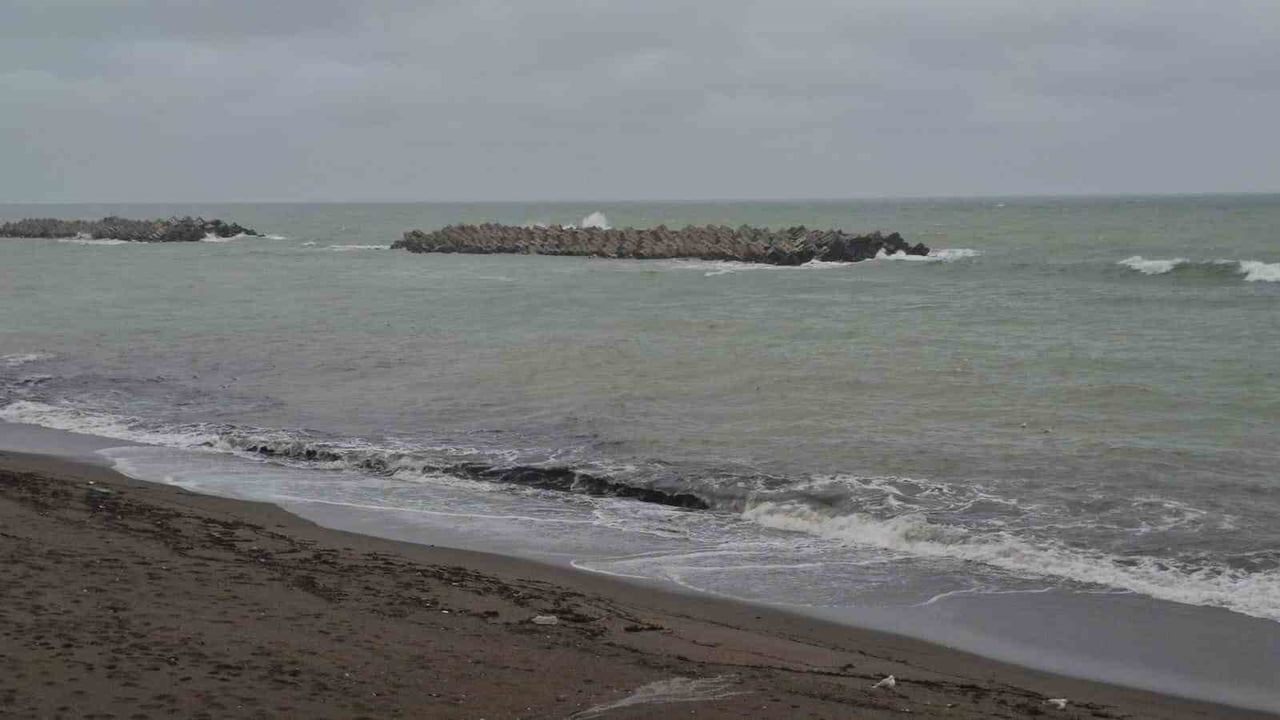 Akçakoca’da sağanak ve fırtına: Dalgalar sahili vurdu