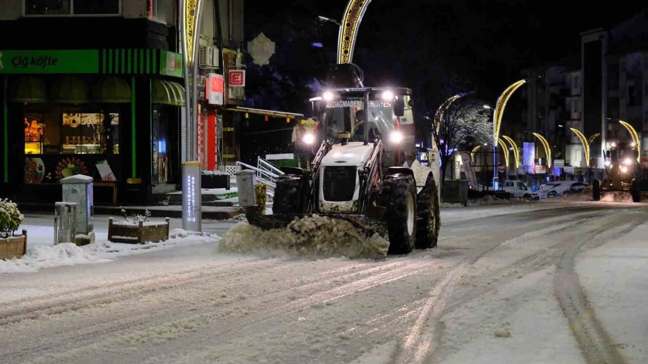 Akdağmadeni Belediyesi gece boyunca karla mücadele yürüttü