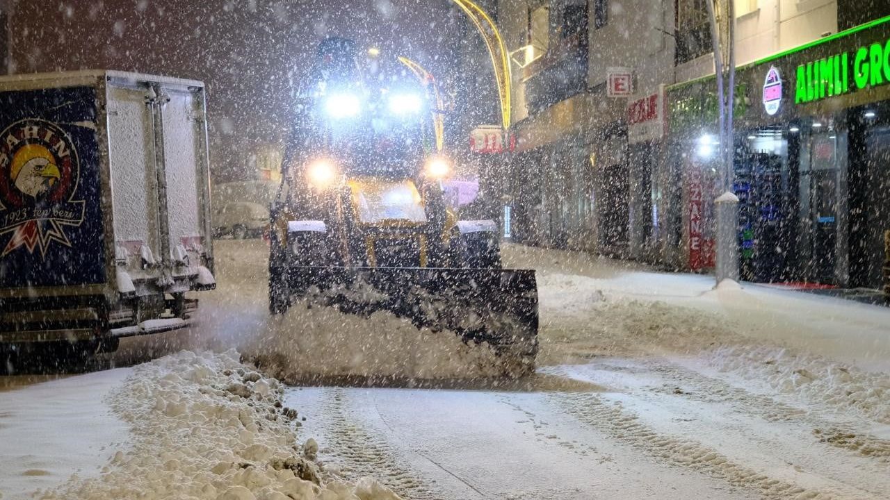 Akdağmadeni Belediyesi karla mücadeleyi aralıksız sürdürüyor