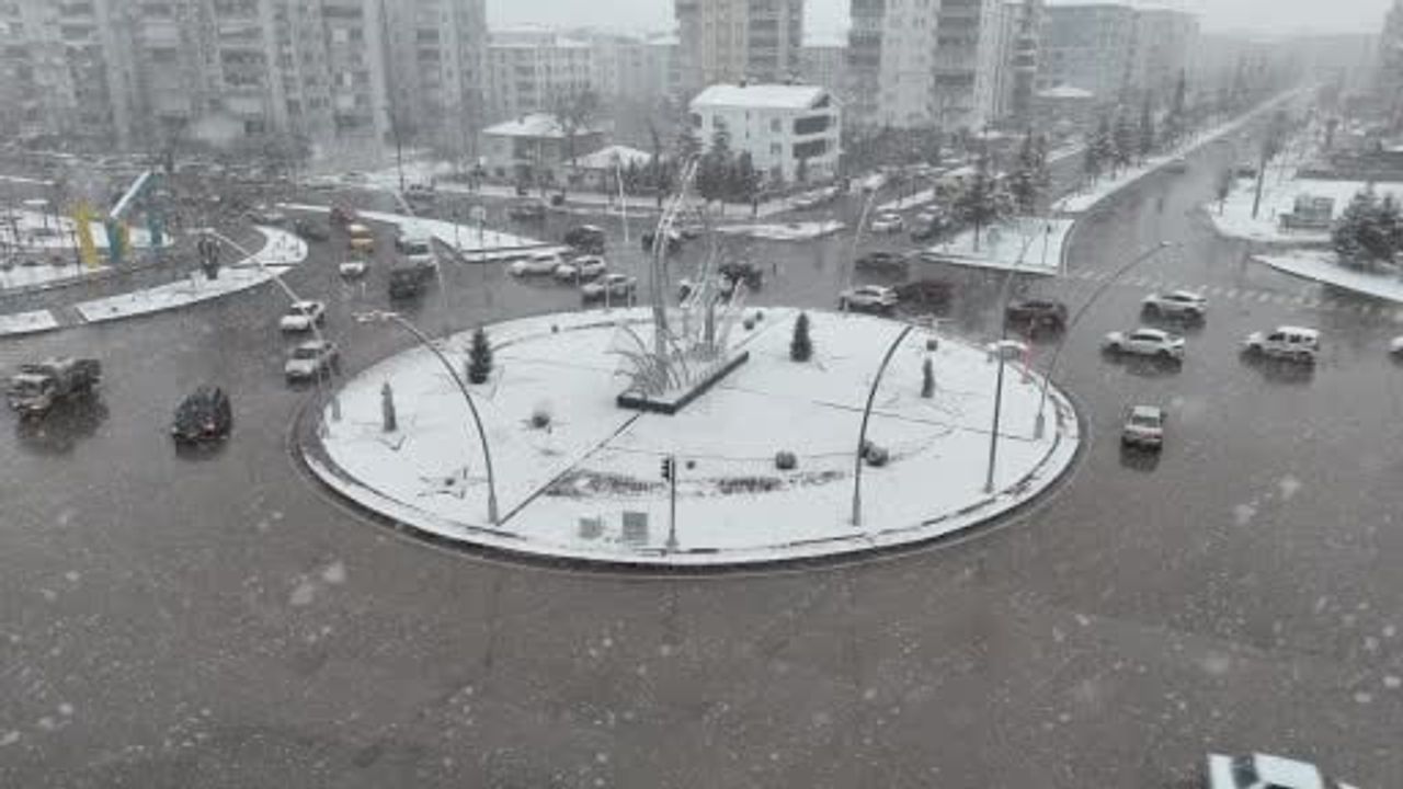 Aksaray akşam karıyla beyaza büründü