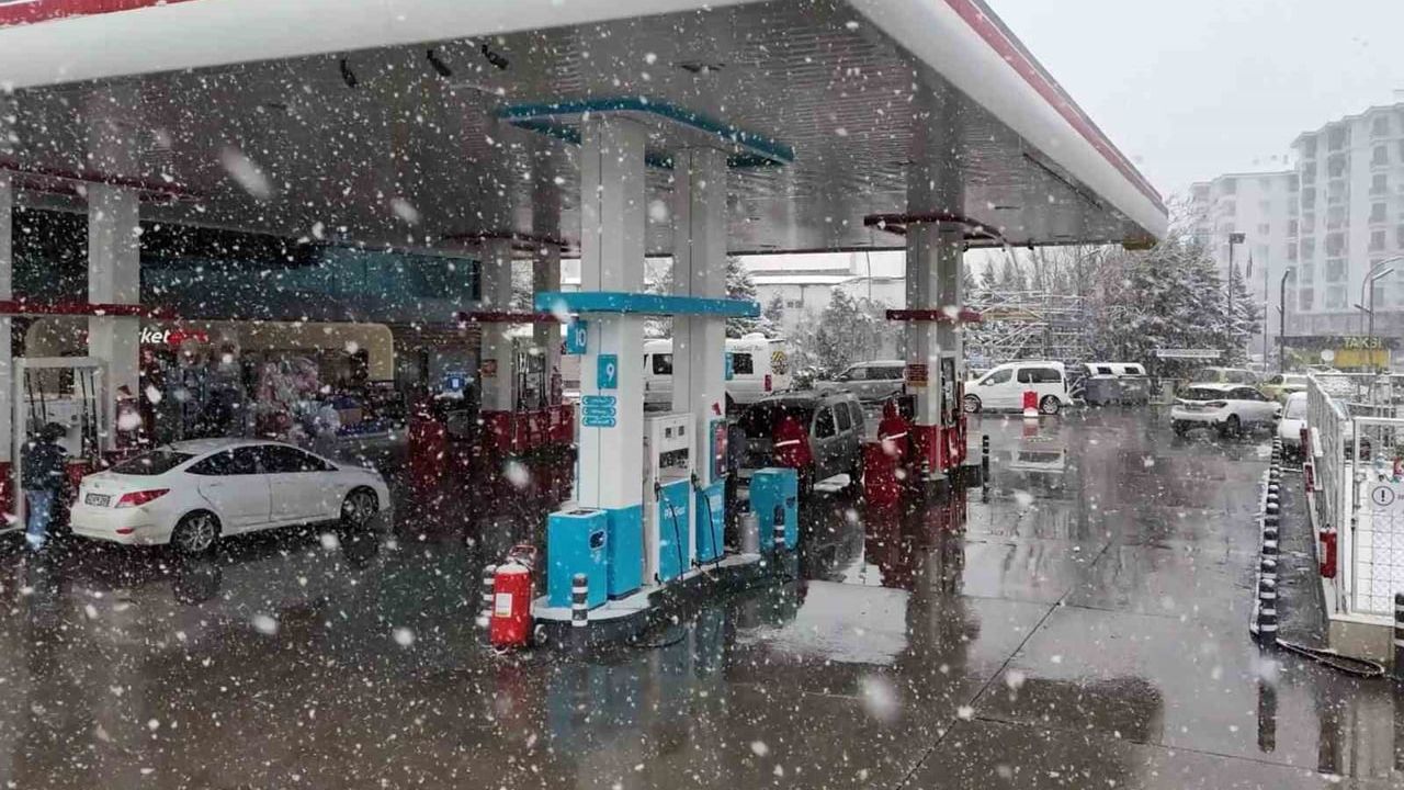 Aksaray akşam karıyla beyaza büründü