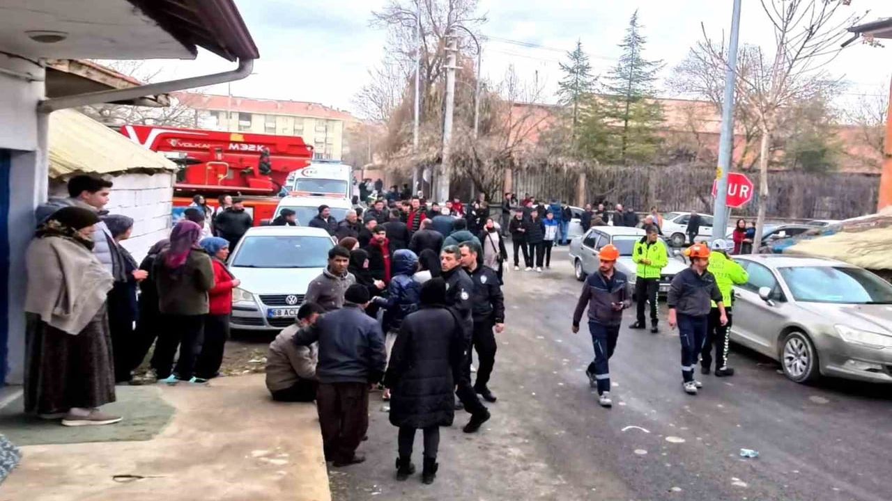 Aksaray'da 2. kattaki yangın: 5 kişi dumandan etkilendi