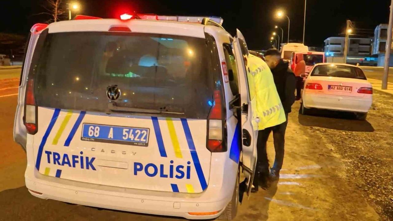 Aksaray'da alkollü sürücü, ceza kesilip ehliyeti alınınca araç başında içmeye devam etti