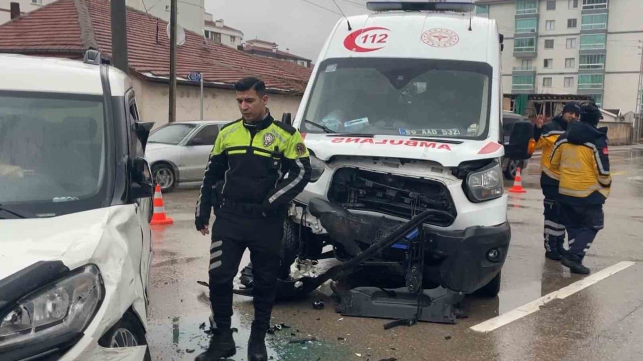 Aksaray'da ambulansla hafif ticari araç çarpıştı: 8 yaralı