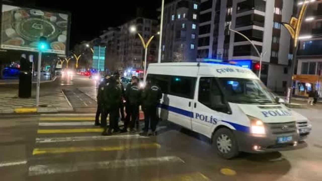 Aksaray'da araç içinde bıçaklı saldırı: Genç yaralandı