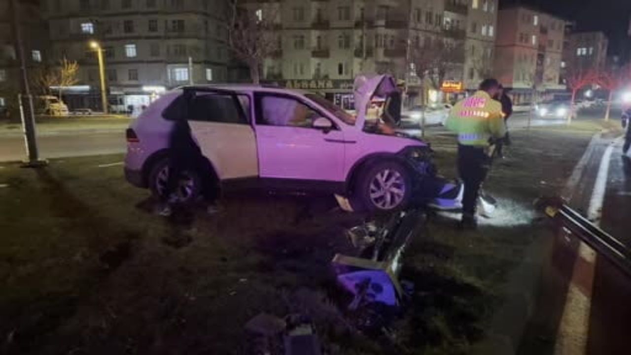 Aksaray'da aydınlatma direğine çarpan otomobilde kaput yangını; sürücü kaçtı