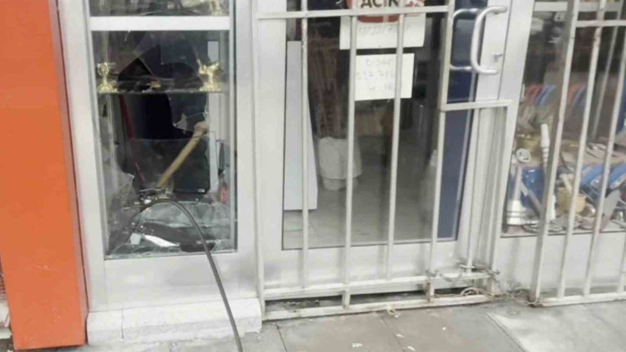 Aksaray'da bıçakçı dükkanının camı kırıldı, binlerce liralık bıçak çalındı