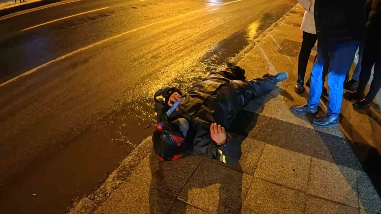 Aksaray'da buzlu yolda motosiklet devrildi: Kurye yaralandı