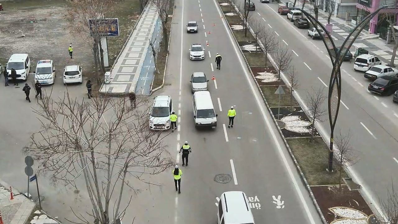 Aksaray'da 'Huzurlu Sokaklar' uygulaması: 164 polis, 36 ekip ile denetim