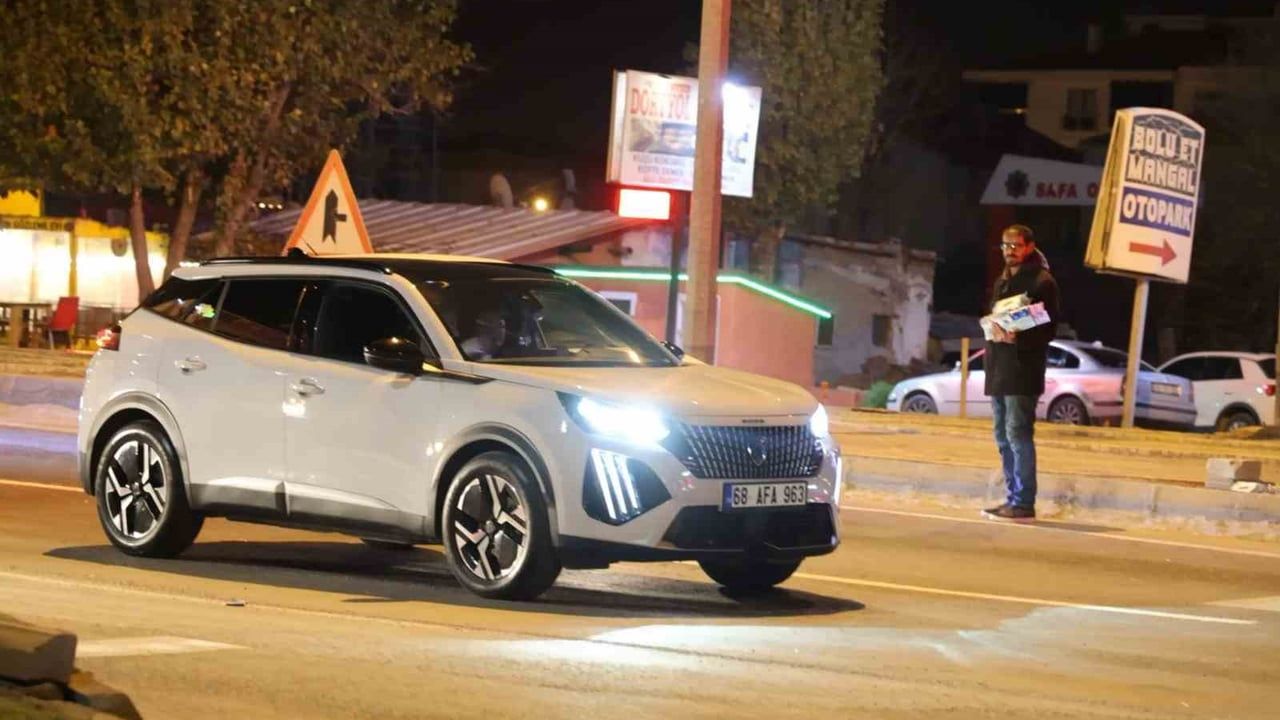 Aksaray'da ışıklı kavşaklarda mendil satarak geçimini sağlayan 42 yaşındaki adam