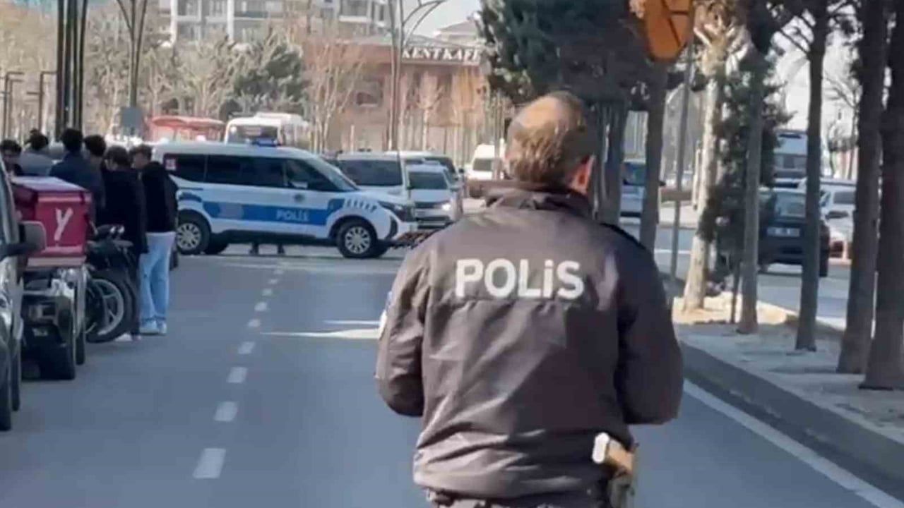 Aksaray'da kaldırımdaki elektrik panosunda yangın paniği