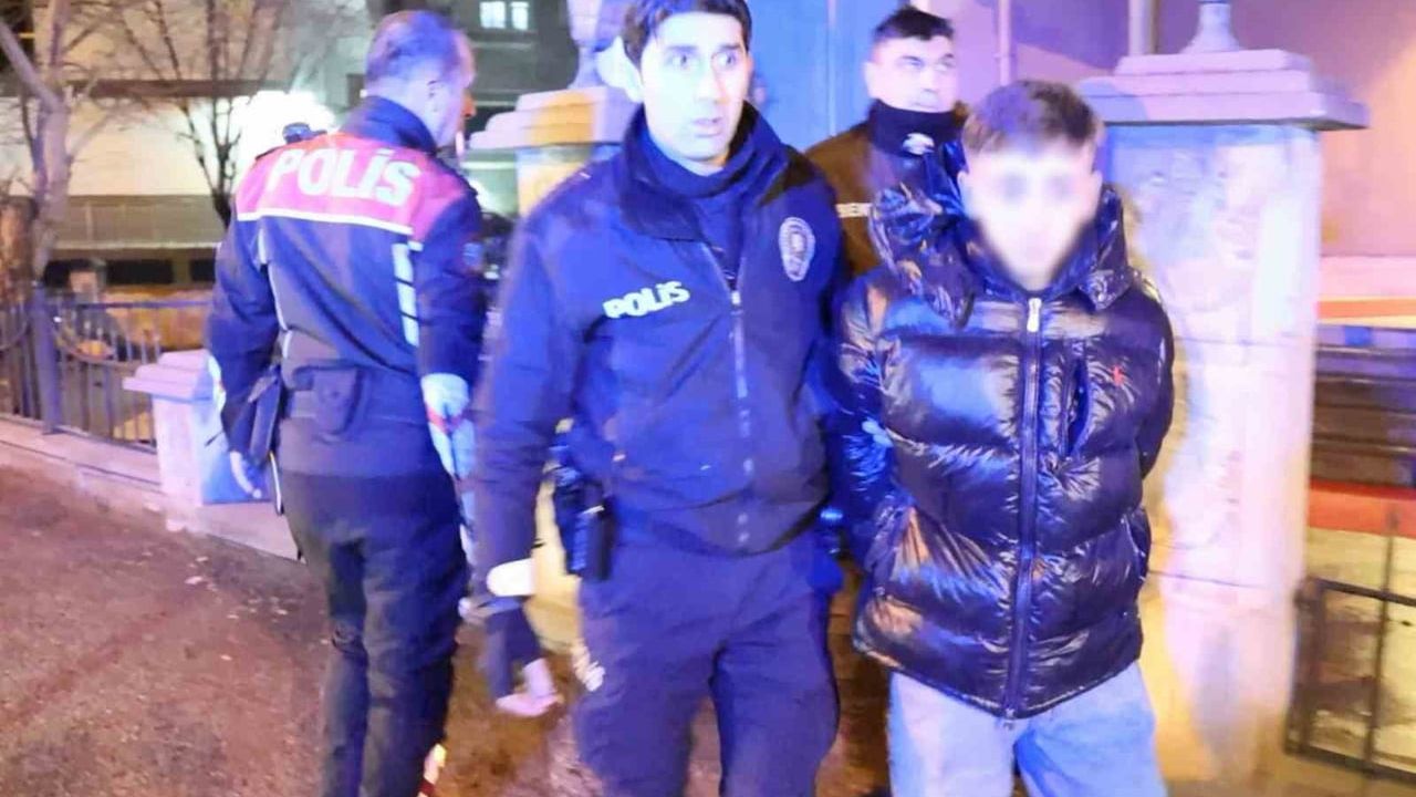 Aksaray'da mahalle kavgası polisi alarma geçirdi: Kaçan gençler yakalandı