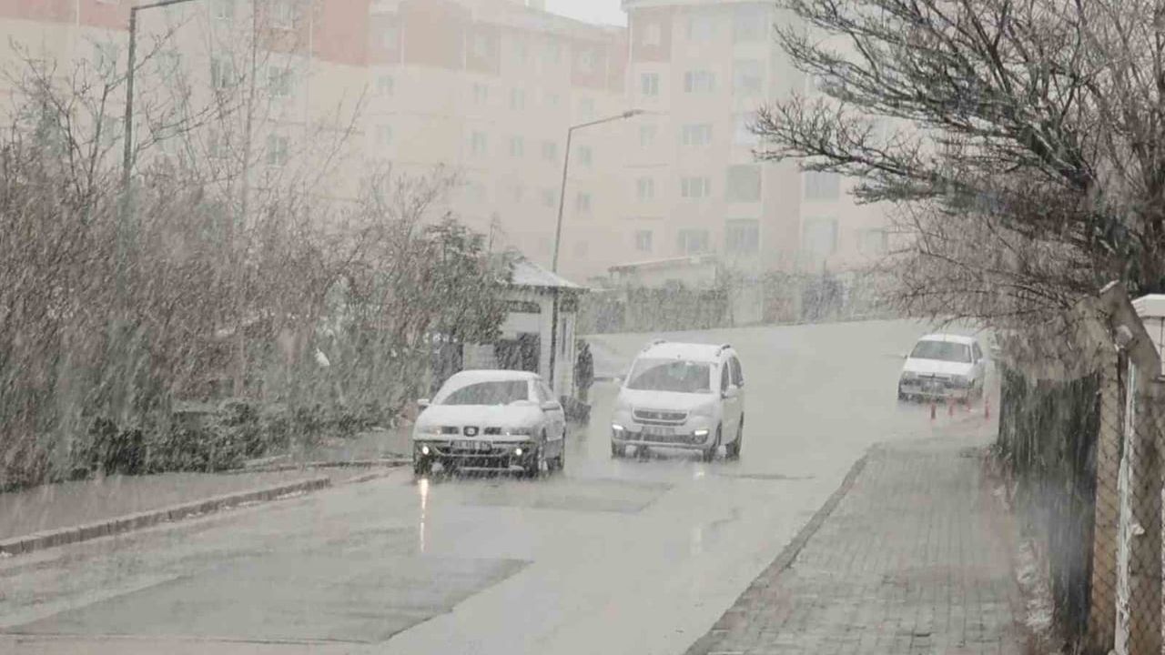 Aksaray'da mevsimin üçüncü kar yağışı etkili oluyor