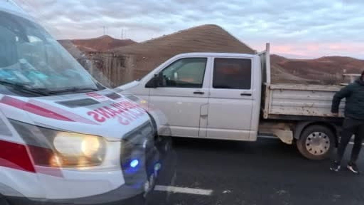 Aksaray'da minibüs ile otomobil çarpıştı: 6 yaralı, 3'ü araçta sıkıştı