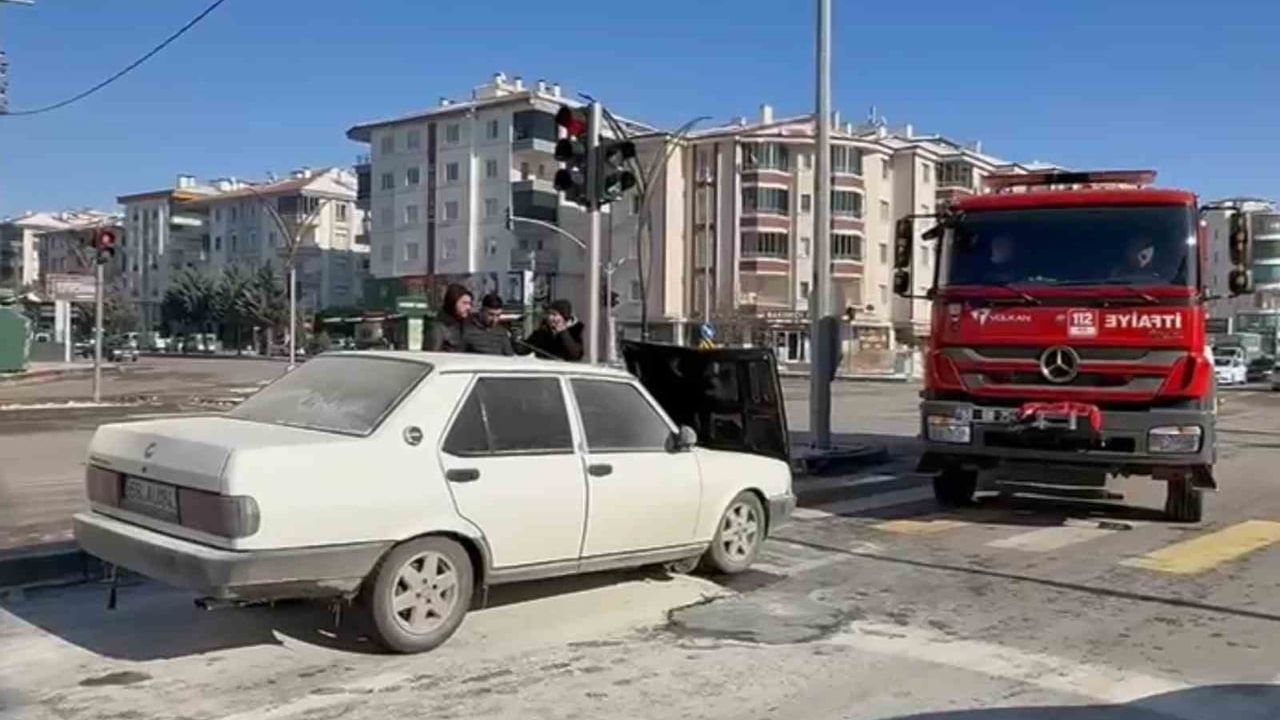 Aksaray'da seyir halindeki FIAT'ın motoru alev aldı