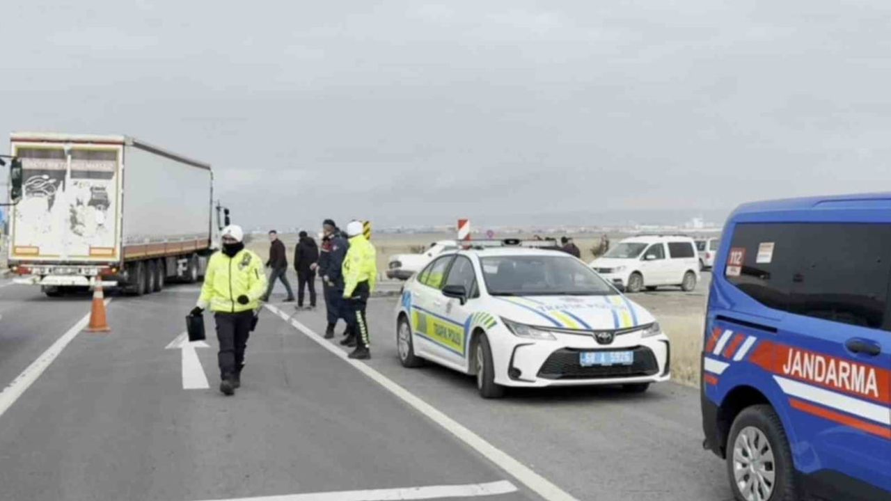 Aksaray'da tır ile otomobil çarpıştı: 2'si bebek 5 yaralı