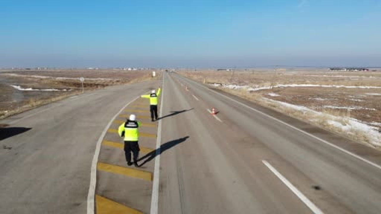 Aksaray'da trafik jandarması kış lastiği denetimlerini sürdürüyor