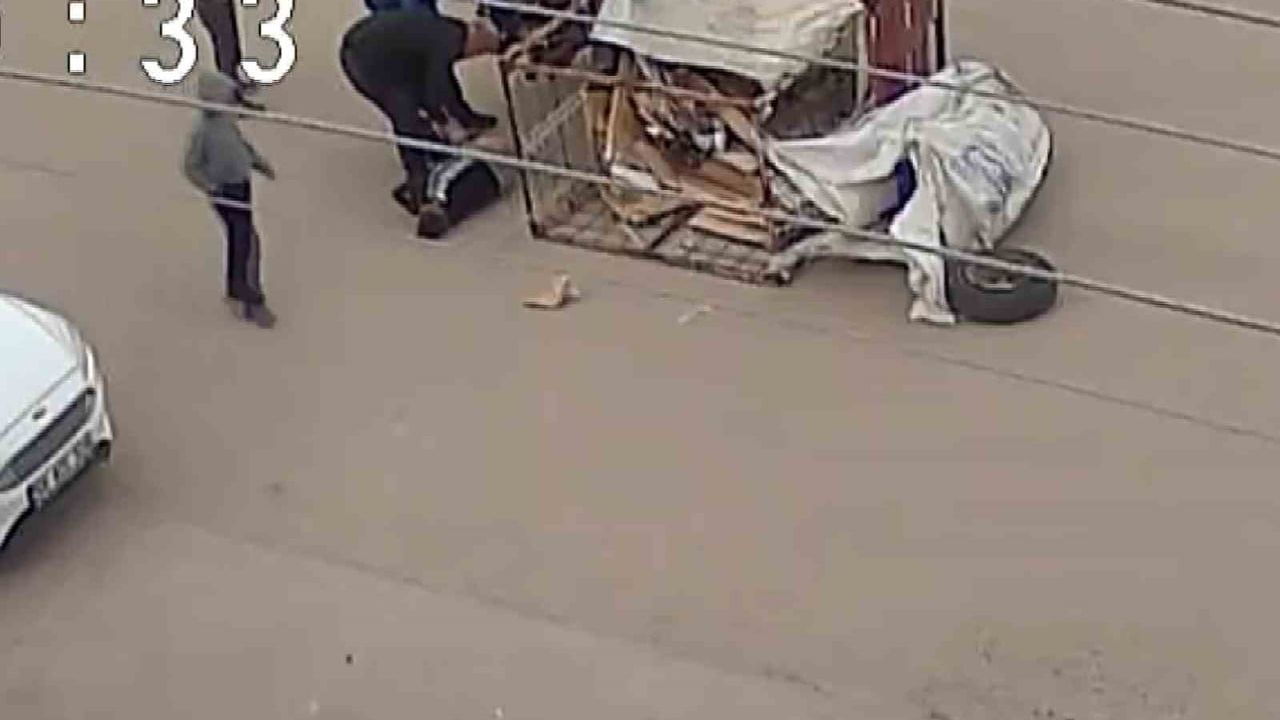 Aksaray'da üç tekerlekli elektrikli motosiklet devrildi — Çocuk vatandaşlarca kurtarıldı