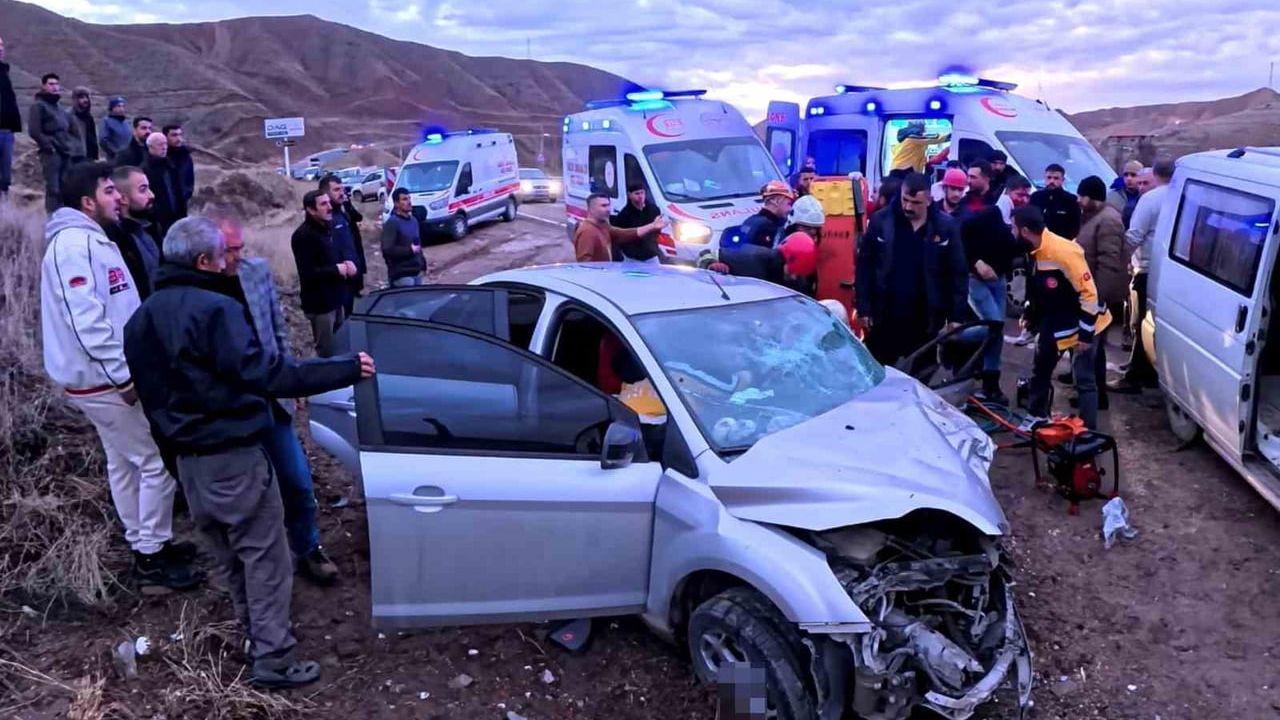 Aksaray Kireçlik’te minibüs ile otomobil çarpıştı: 6 yaralı