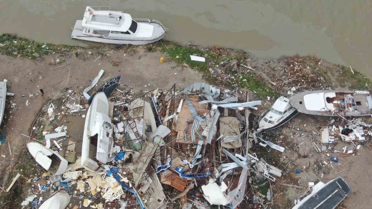 Aksu’da hortumun vurduğu tekneler vinç ve kepçelerle güvenli alana taşınıyor
