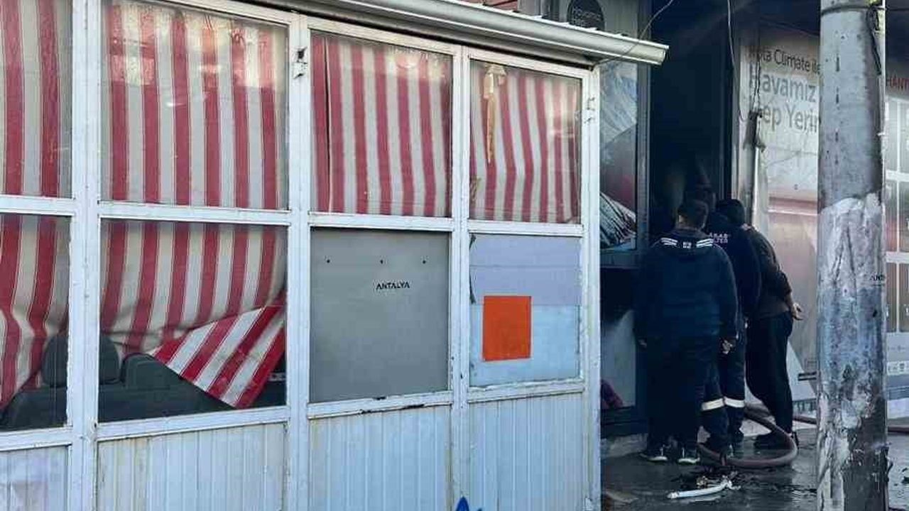 Aksu'da iş yeri yangını kontrol altına alındı