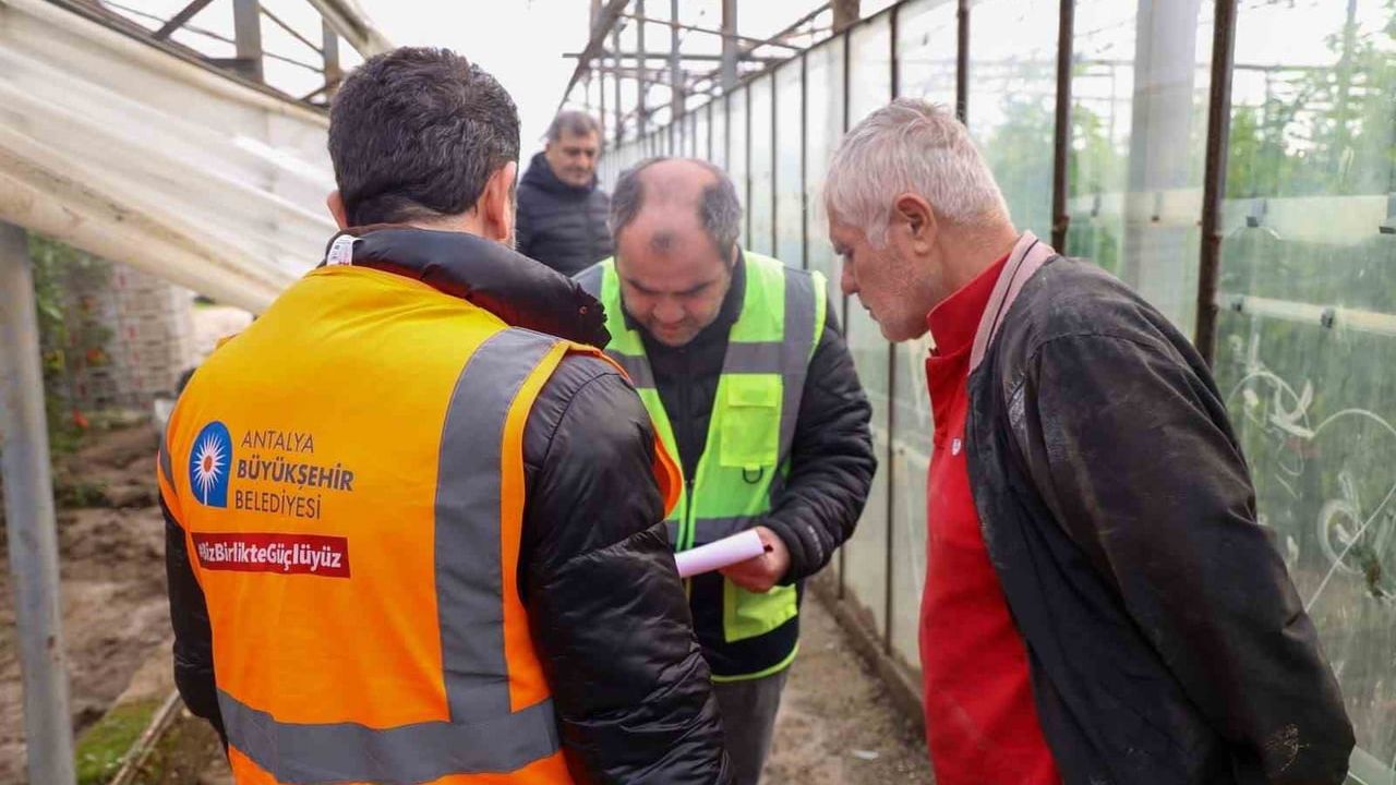 Aksu'da selde zarar gören seralarda hasar tespiti sürüyor