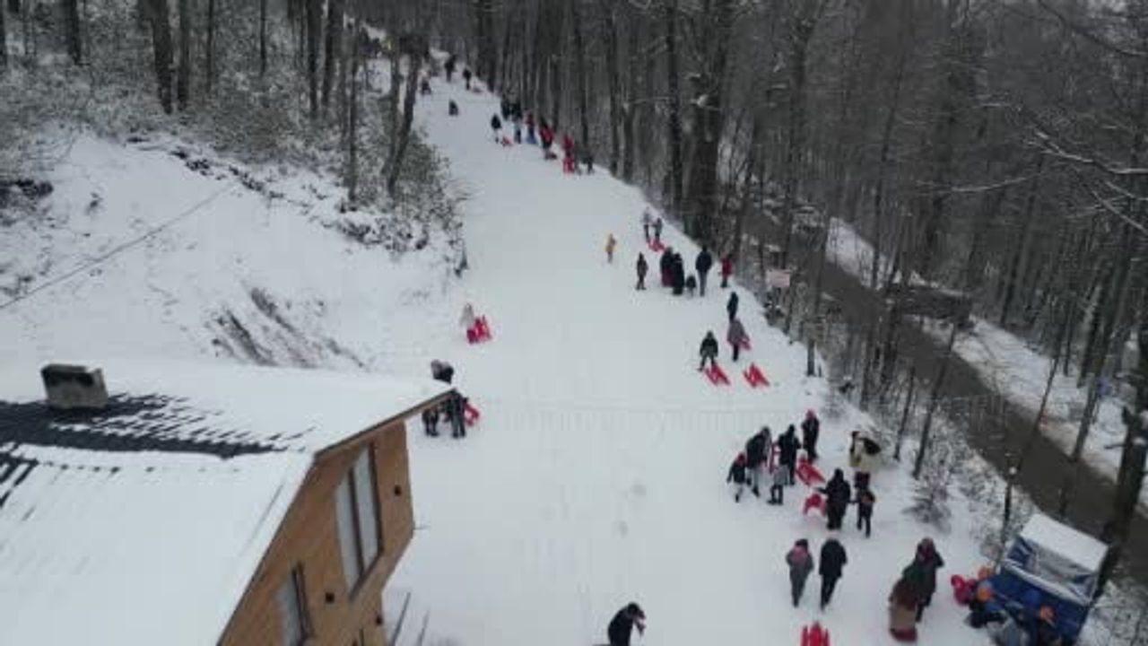 Aktepe’de 4. Kızak Şenliği: Karne hediyesi kar eğlencesi