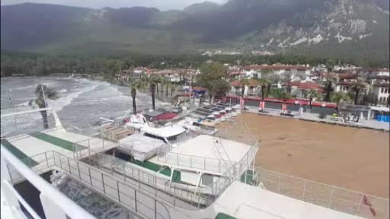 Akyaka'da sağanak sonrası deniz kahverengiye döndü