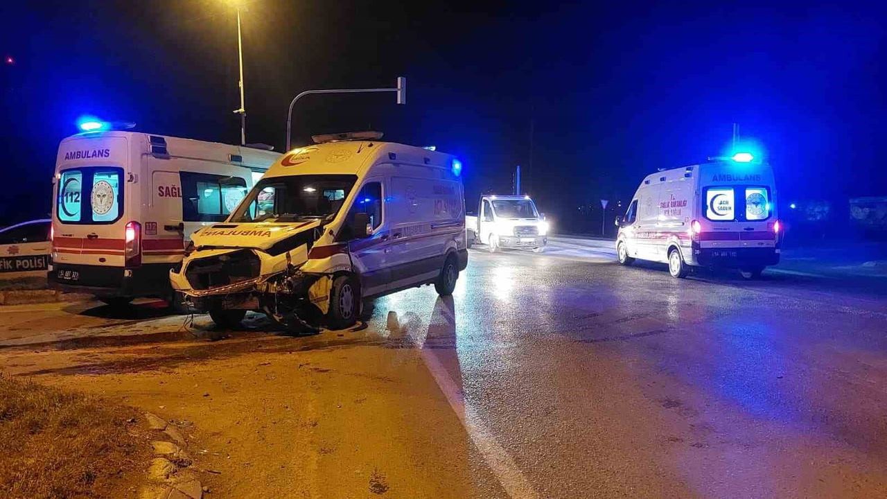 Akyazı'da ambulans ile otomobil çarpıştı: 1 yaralı