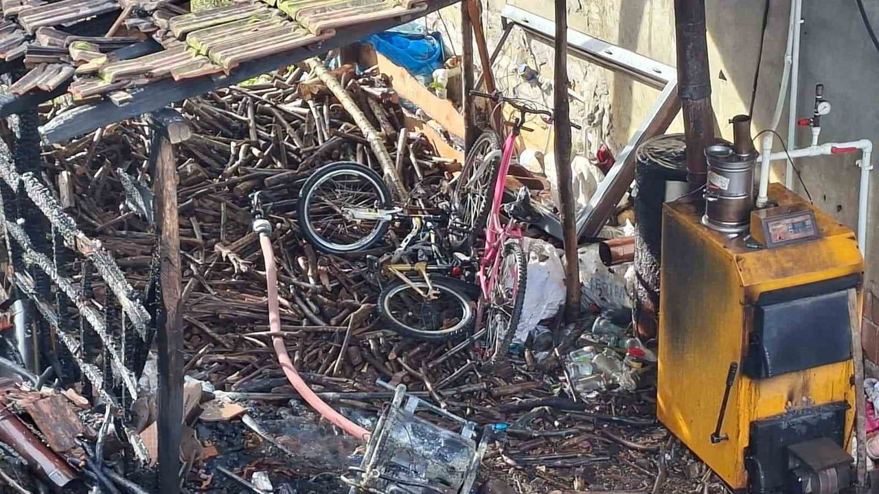 Akyazı'da odunluk yangını itfaiye müdahalesiyle eve sıçramadan söndürüldü