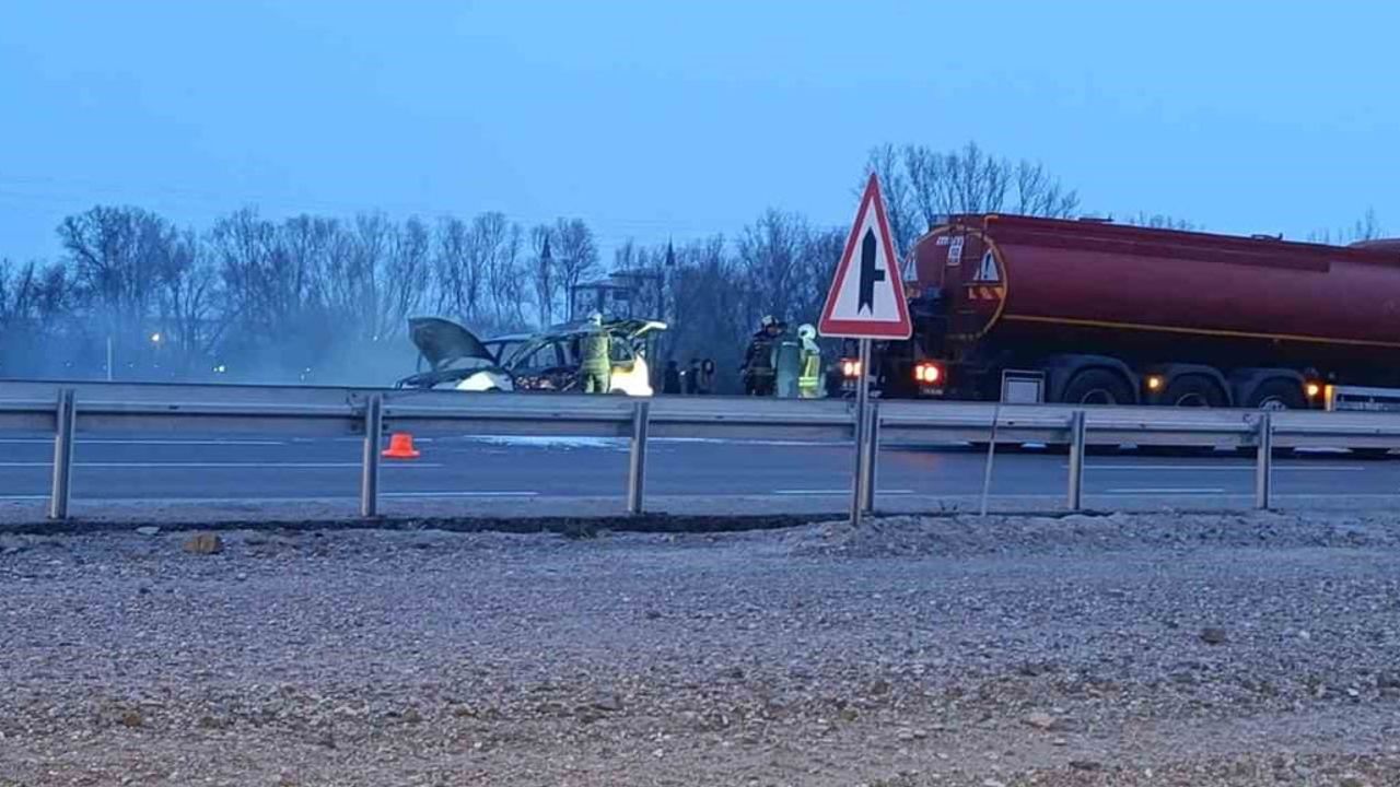 Akyurt'ta seyir halindeki otomobil alev aldı, araç kullanılamaz hale geldi