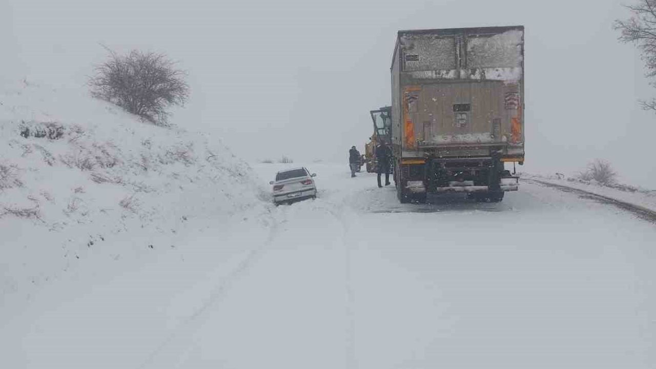 Alaca Soğucak’ta mahsur kalan araçlar İl Özel İdaresi ekiplerince kurtarıldı