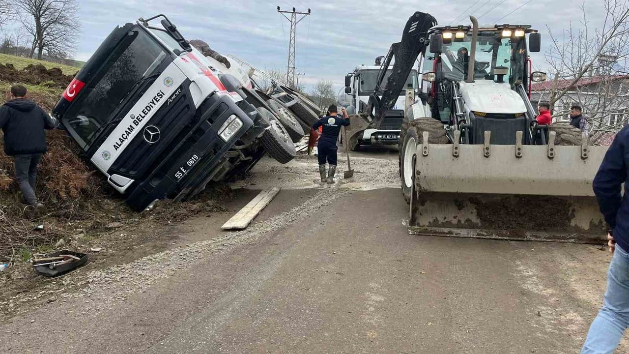 Alaçam'da beton mikseri kanala devrildi