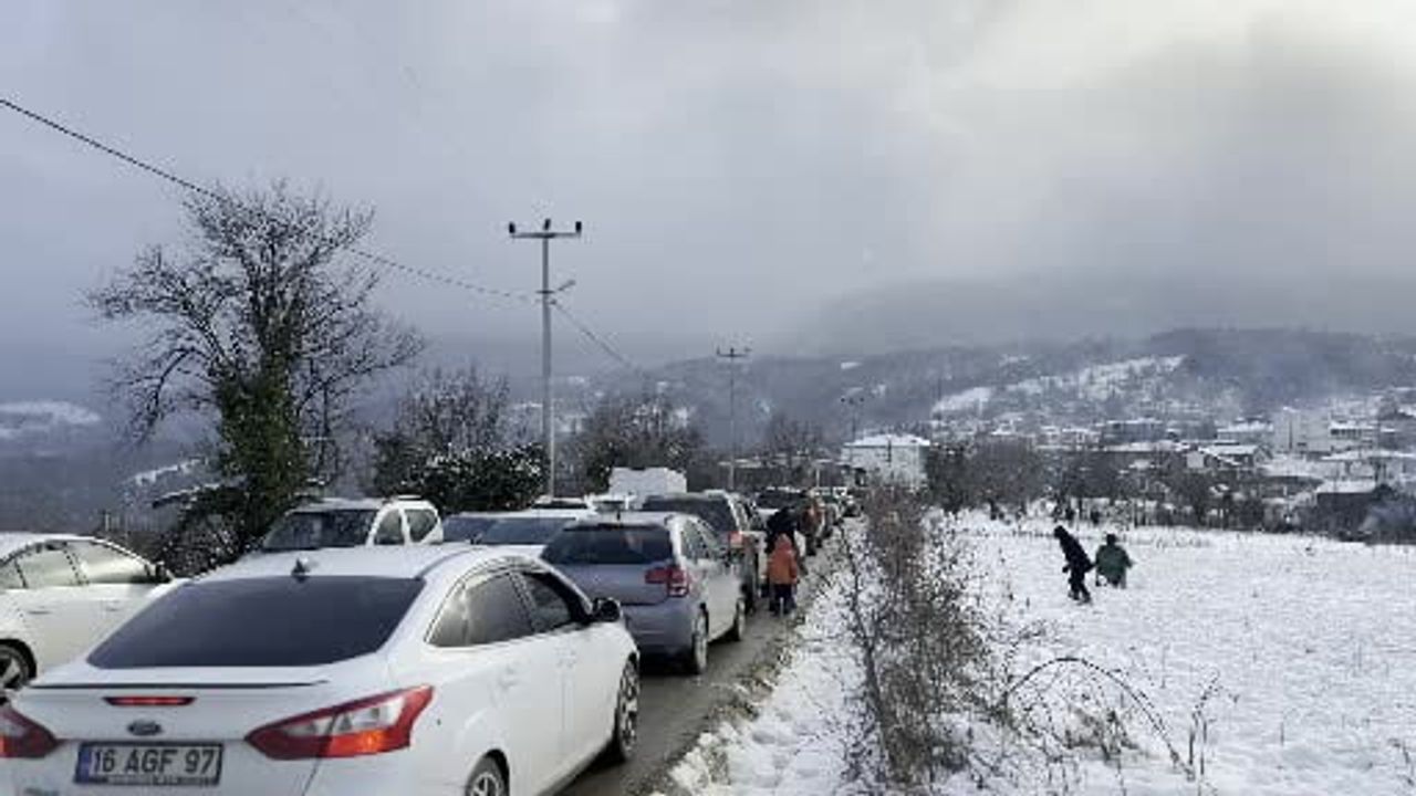 Alaçam Kış Festivali'nde ulaşım sıkıştı: Köy yolları trafikte aksamalara yol açtı