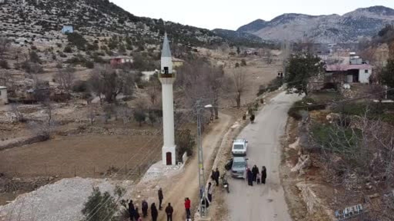 Aladağ Uzunkuyu'da minare kaldı; imam ve cemaat var ama cami yok