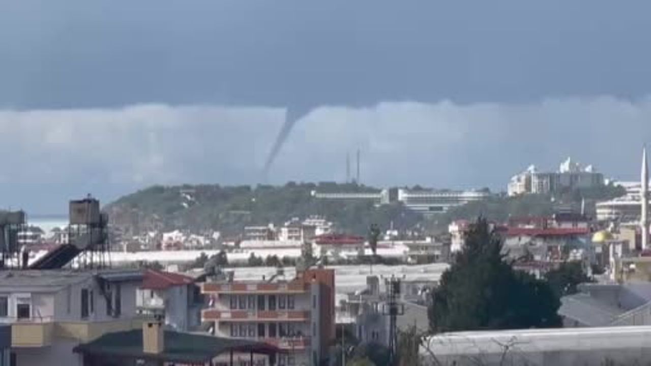 Alanya açıklarında denizde hortum kameraya yansıdı