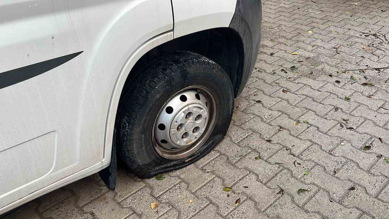 Alanya'da bisikletli 3 şüpheli araç lastiklerini kesti, umumi tuvaleti ve market dolabını tahrip etti