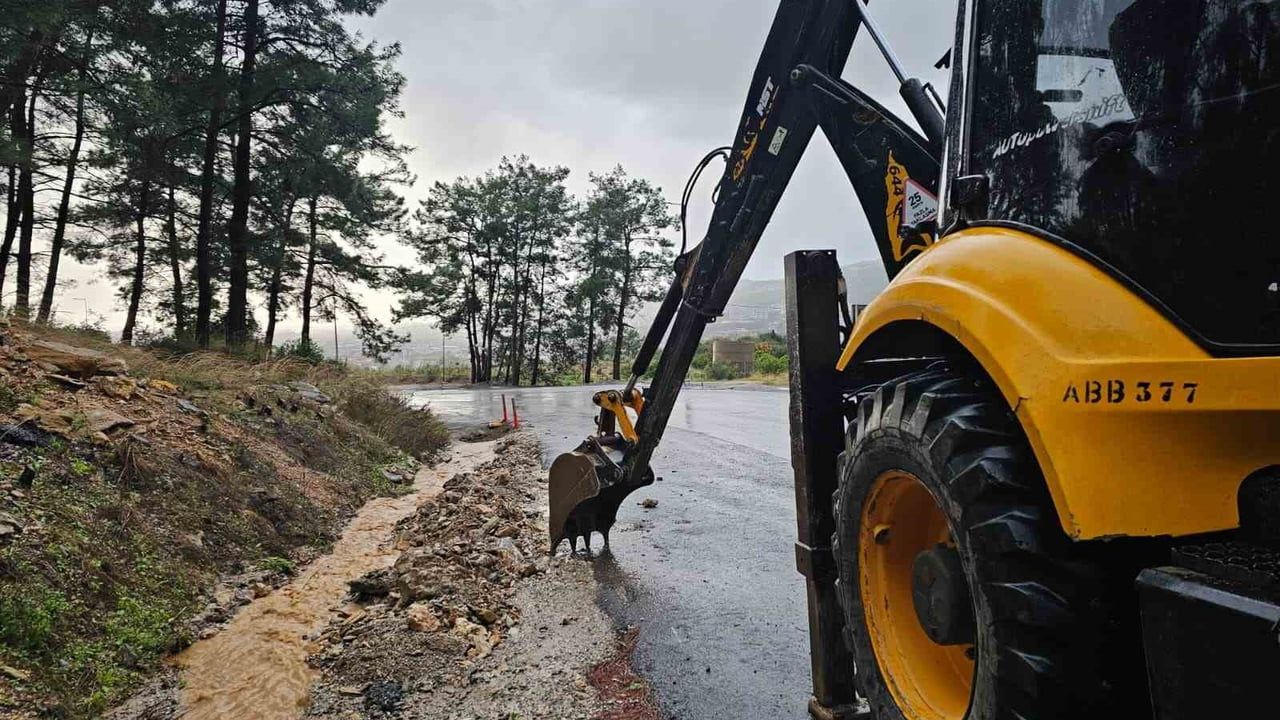 Alanya'da heyelan nedeniyle kapanan yolların açılma çalışmaları sürüyor