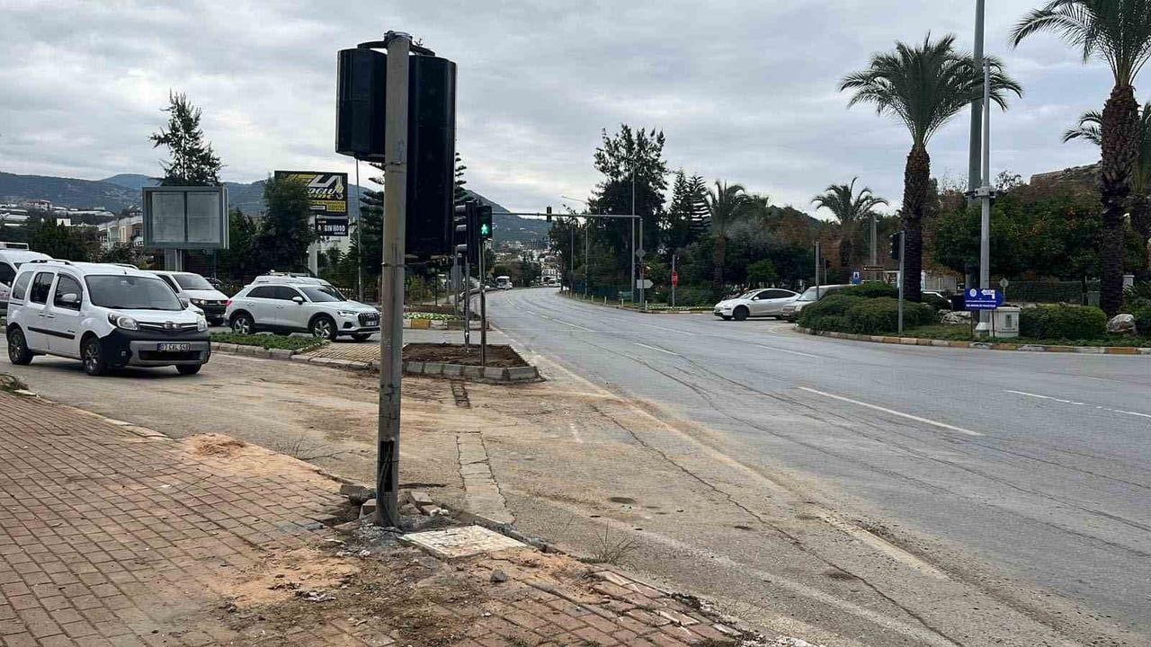 Alanya'da kamyonla çarpışan 17 yaşındaki motosiklet sürücüsü hayatını kaybetti