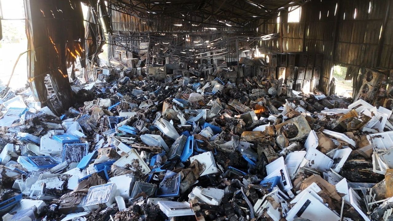 Alanya'da klima ve kuluçka malzemeleri deposunda gece yangını